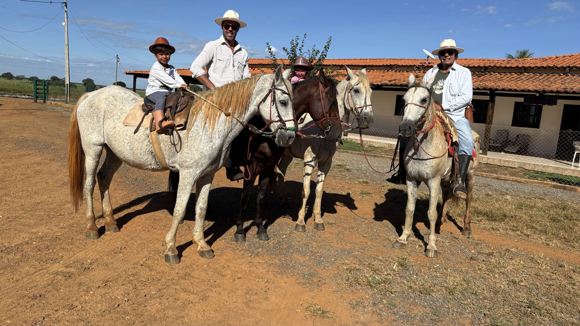 Família a cavalo na sede da Fazenda Bomboi